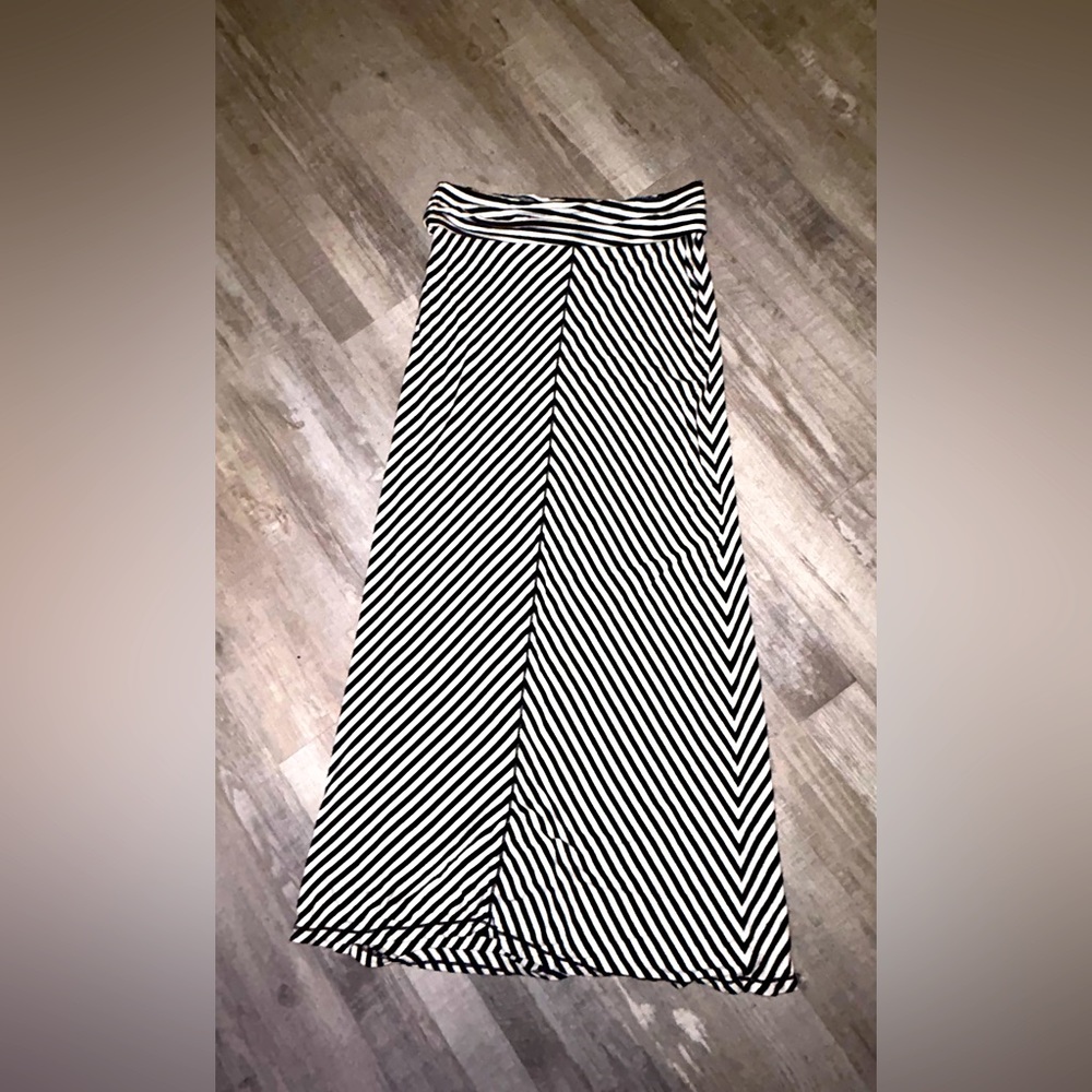 Max Edition White and Black Fold over soft maxi skirt.